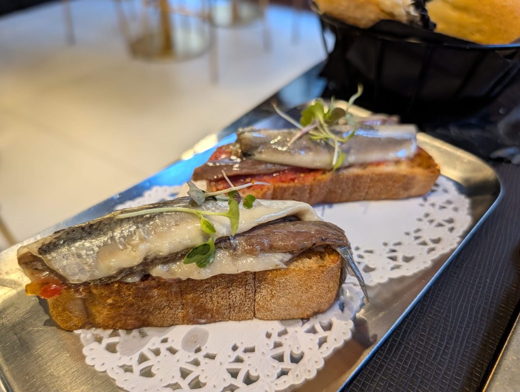 Matrimonio de anchoas y boquerón: anchoa Lopez y boquerón en vinagre con tarta de tomate