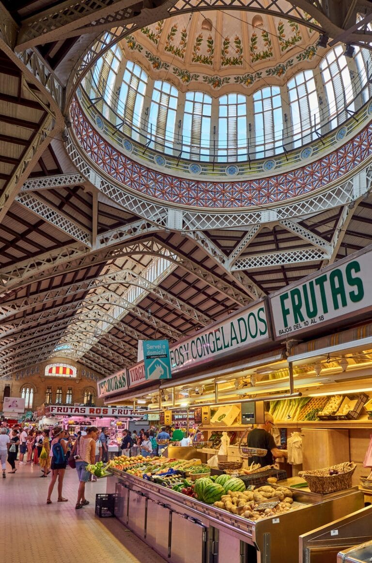 Interior del Mercado Central de Valencia con gente comprando