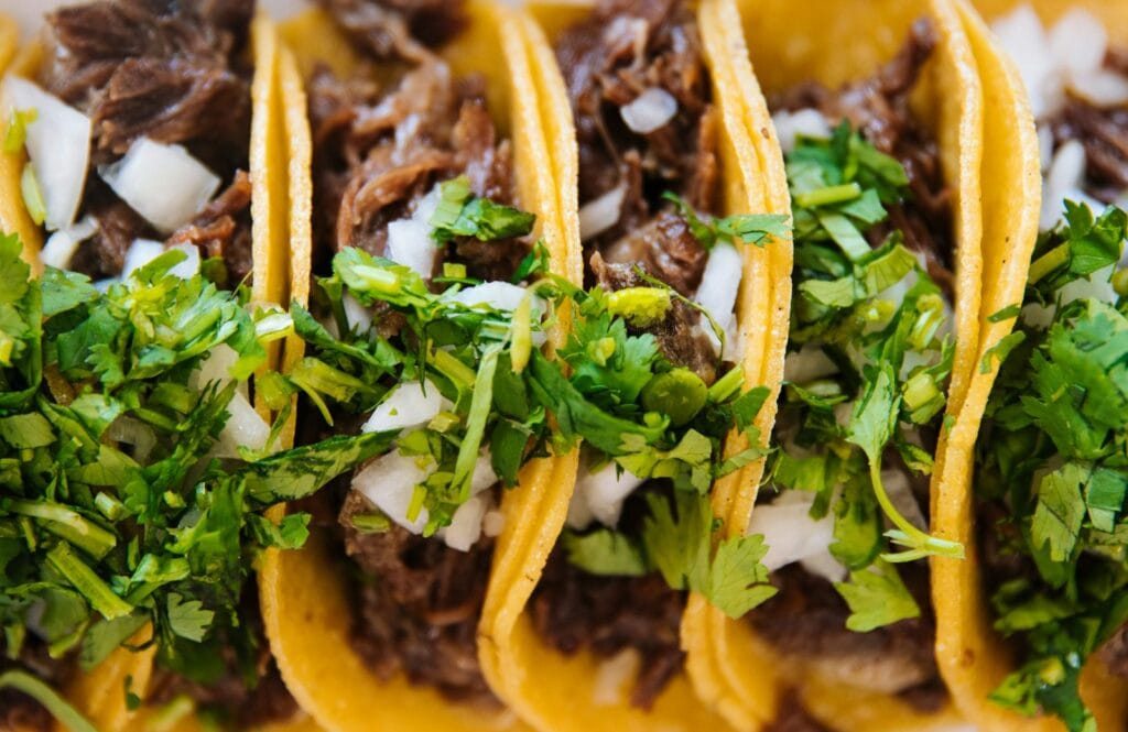 Tacos de ternera con cebolla y cilantro